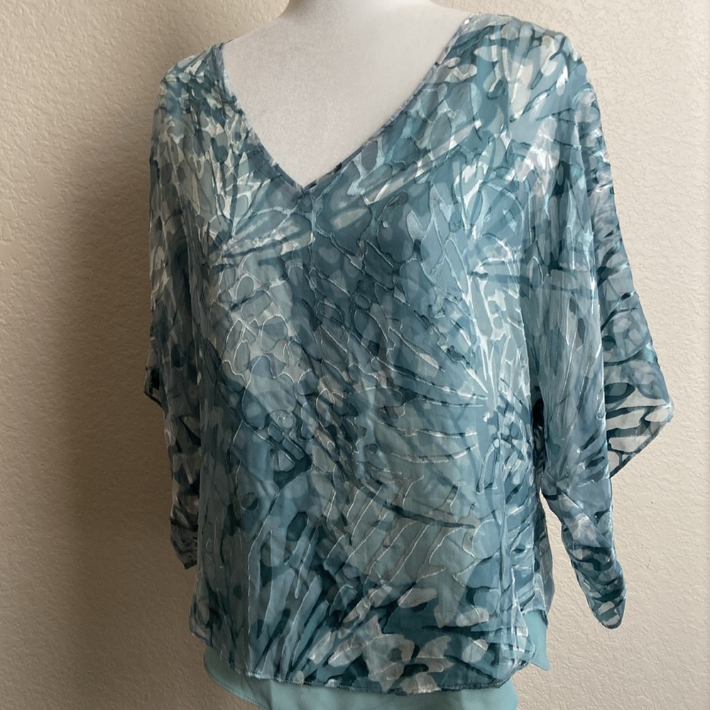 Beautiful butterfly print blouse w/ flowy 3/4 length sleeves, size S, WHBM